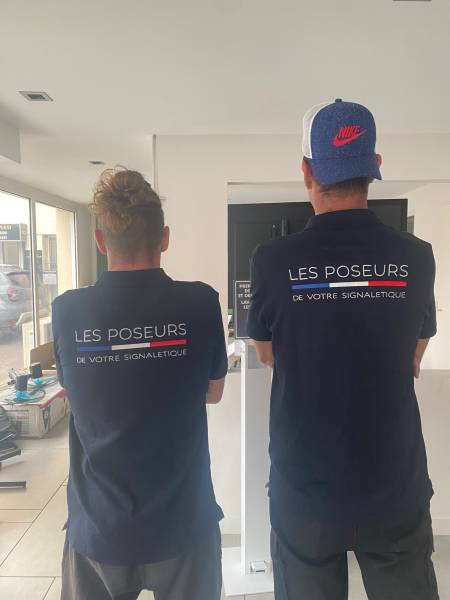 Mise en maquette, fourniture des vétements et fabrication pour LES POSEURS à Nice dans les Alpes Maritimes